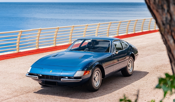 Parmi les splendeurs de la vente Artcurial du 30 juin, on trouve cette superbe Ferrari 365 GTB/4 Daytona de 1972 qui a le bon goût de ne pas être rouge. Photo : Kevin Van Campenhout. Adjugée 625 800 €.