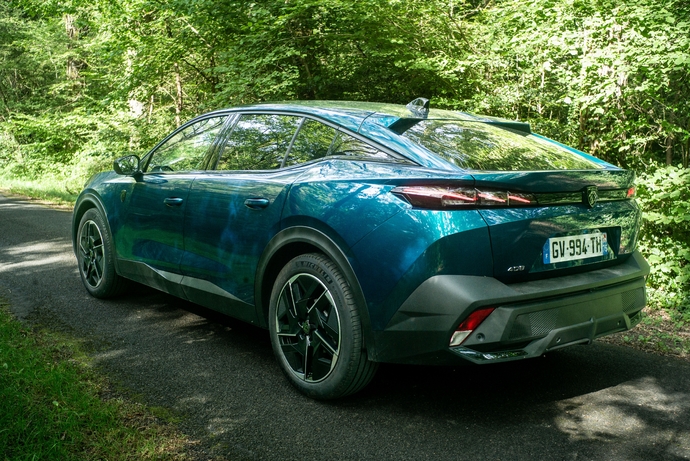 Une béquille électrique bienvenue pour la Peugeot 408 136 mHEV ?