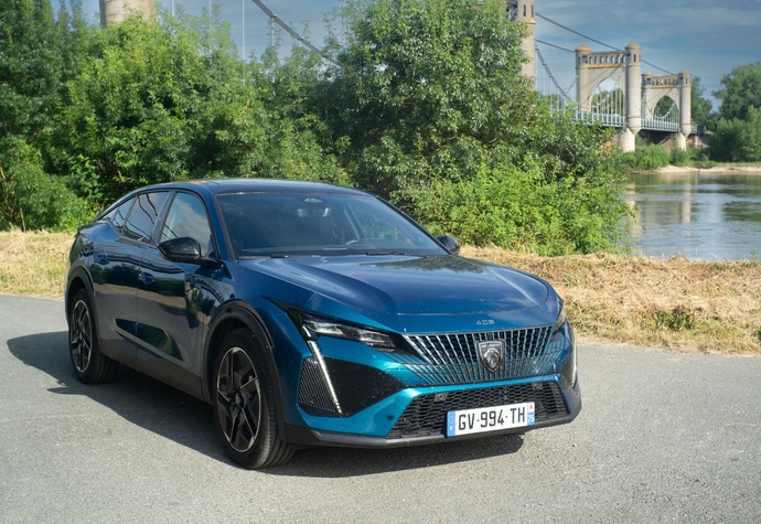 Une béquille électrique bienvenue pour la Peugeot 408 136 mHEV ?