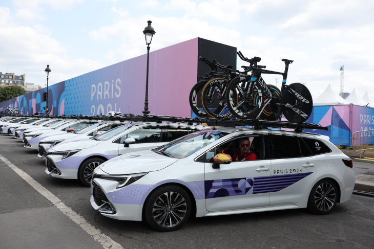 des toyota hybrides pour accompagner les cyclistes olympiques