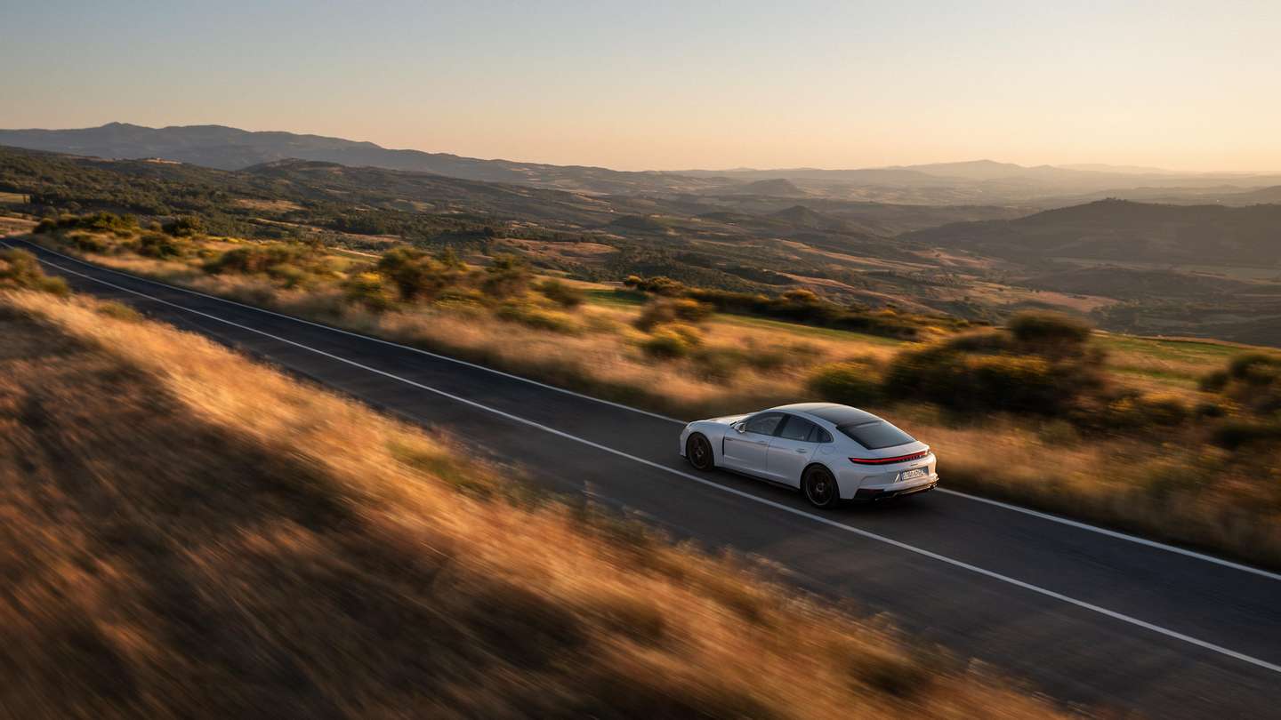 porsche lance la panamera turbo s e-hybrid 2025 de 771 ch et une nouvelle gts