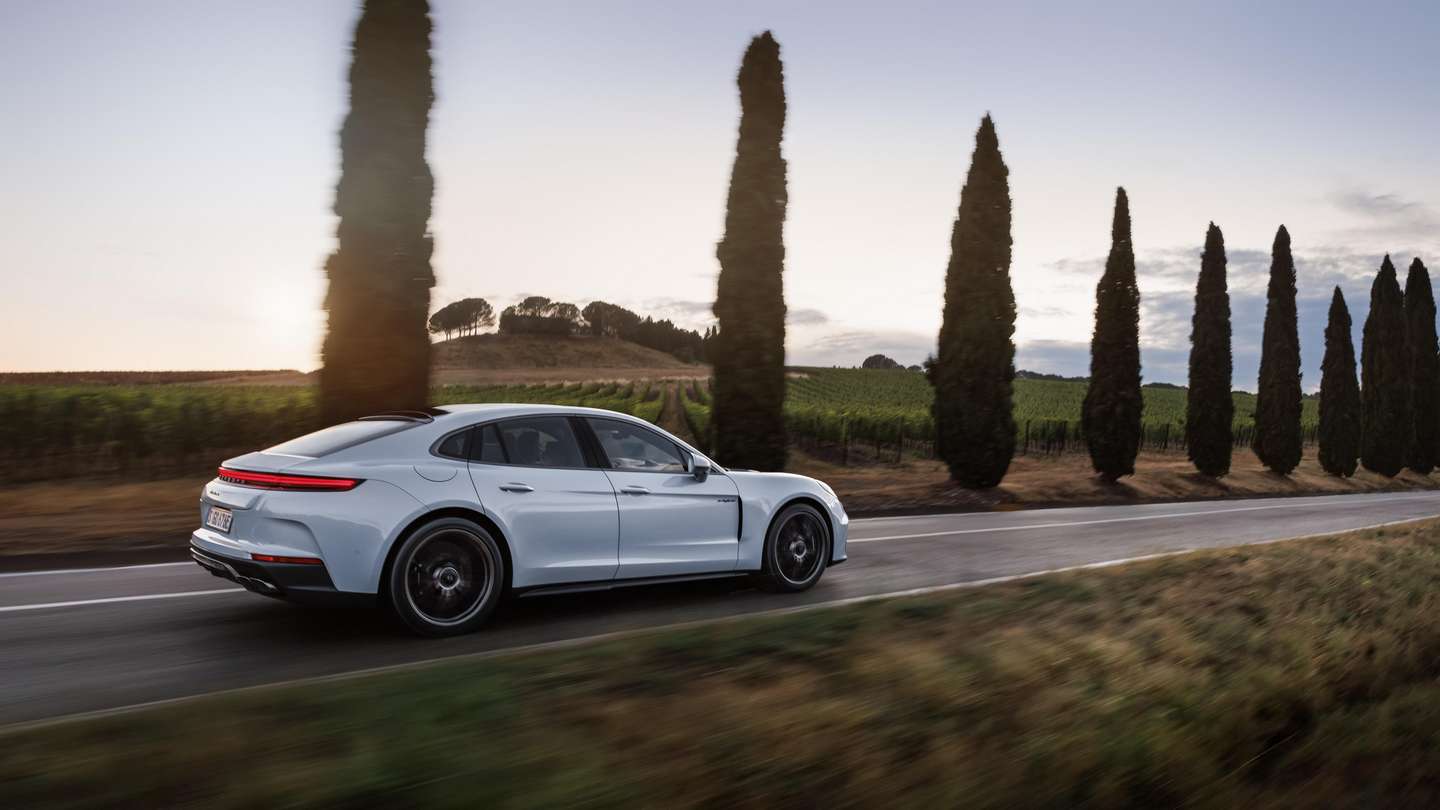 porsche lance la panamera turbo s e-hybrid 2025 de 771 ch et une nouvelle gts