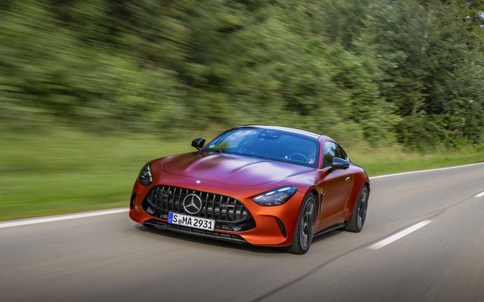 La nouvelle Mercedes-AMG GT de seconde génération ressemble beaucoup à l'ancienne mouture.