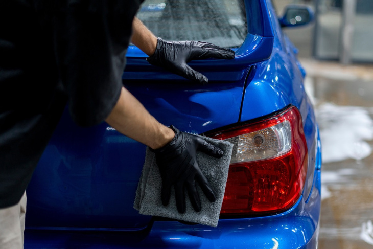 cette astuce pratique et efficace pour enlever les rayures superficielles sur la voiture