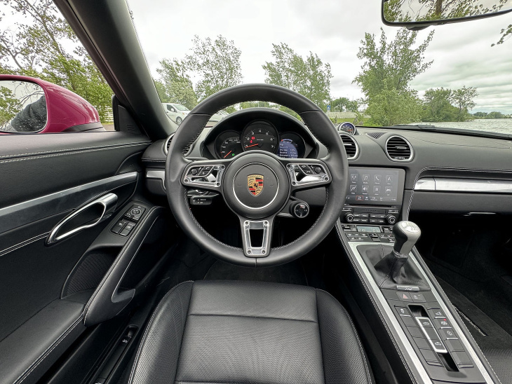 essai routier porsche 718 boxster 2024 : pour le simple plaisir de conduire