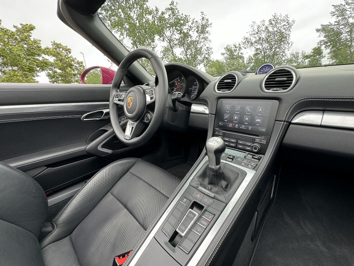 essai routier porsche 718 boxster 2024 : pour le simple plaisir de conduire