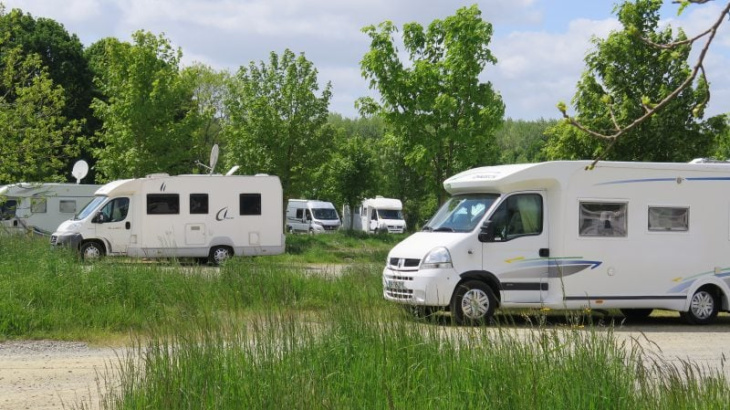 partir en van, fourgon ou camping-car : cinq accessoires peu coûteux et vraiment indispensables !