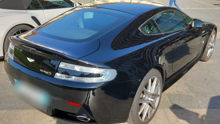 aston martin vantage : les photos d'un bolide biplace