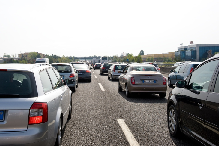 vacances d’été en toute sécurité : voici des nouveautés et les équipements à avoir dans la voiture si vous voulez éviter une lourde amende