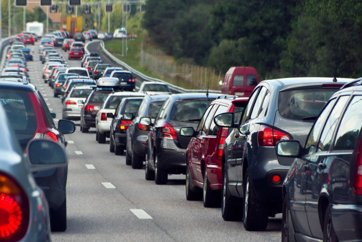 vacances d’été en toute sécurité : voici des nouveautés et les équipements à avoir dans la voiture si vous voulez éviter une lourde amende