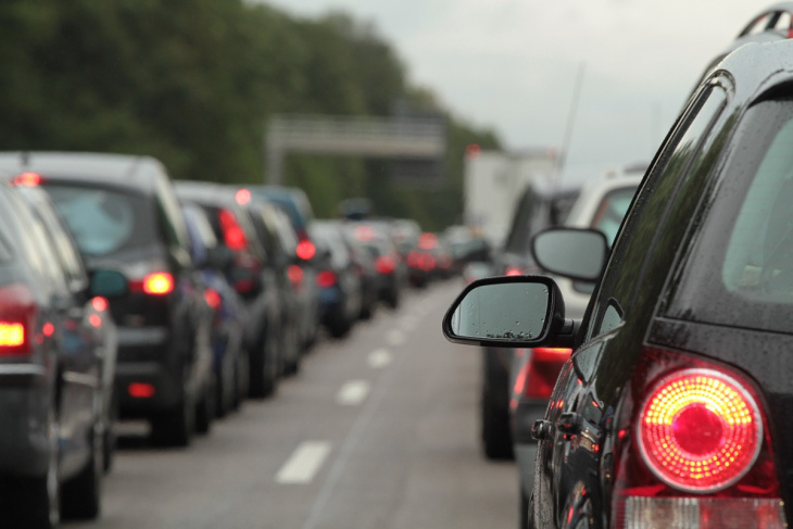 vacances d’été en toute sécurité : voici des nouveautés et les équipements à avoir dans la voiture si vous voulez éviter une lourde amende