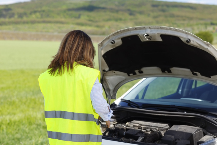 vacances d’été en toute sécurité : voici des nouveautés et les équipements à avoir dans la voiture si vous voulez éviter une lourde amende