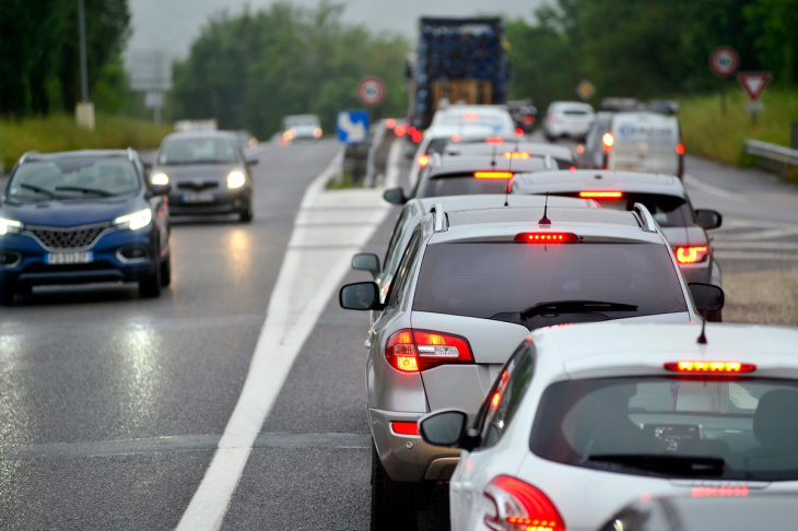 vacances d’été en toute sécurité : voici des nouveautés et les équipements à avoir dans la voiture si vous voulez éviter une lourde amende