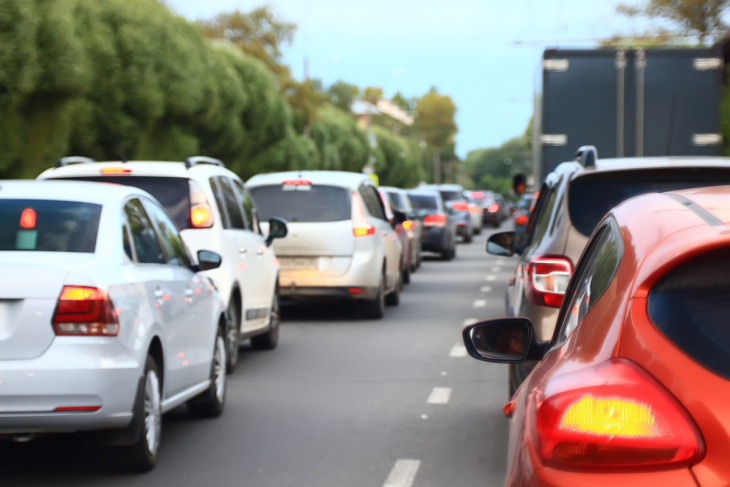 vacances d’été en toute sécurité : voici des nouveautés et les équipements à avoir dans la voiture si vous voulez éviter une lourde amende