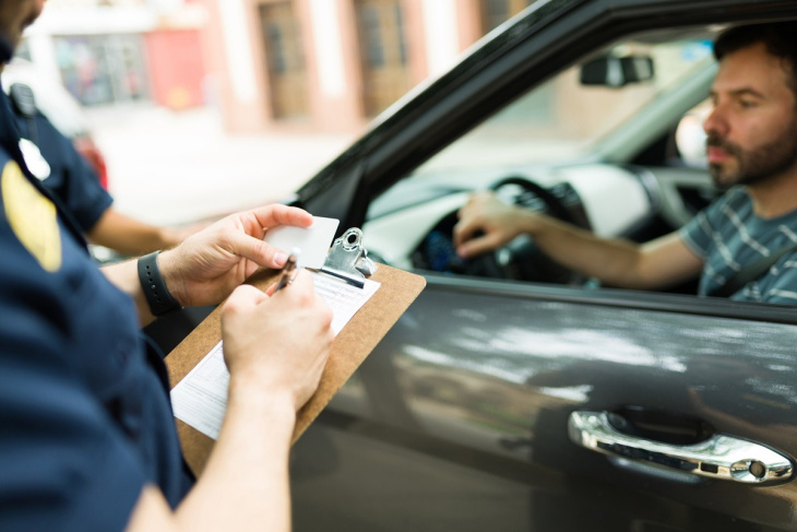 vacances d’été en toute sécurité : voici des nouveautés et les équipements à avoir dans la voiture si vous voulez éviter une lourde amende