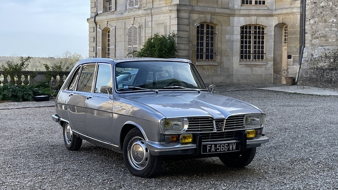 Chromes, projecteurs jaunes, la Renault 16 TS exhale un charme seventies tout à fait attirant. Et ses performances vous étonneront !