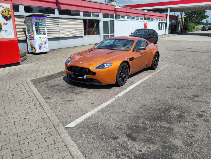 v8 vantage, aston martin, il achète une aston martin avec plus de 500 000 kilomètres au compteur