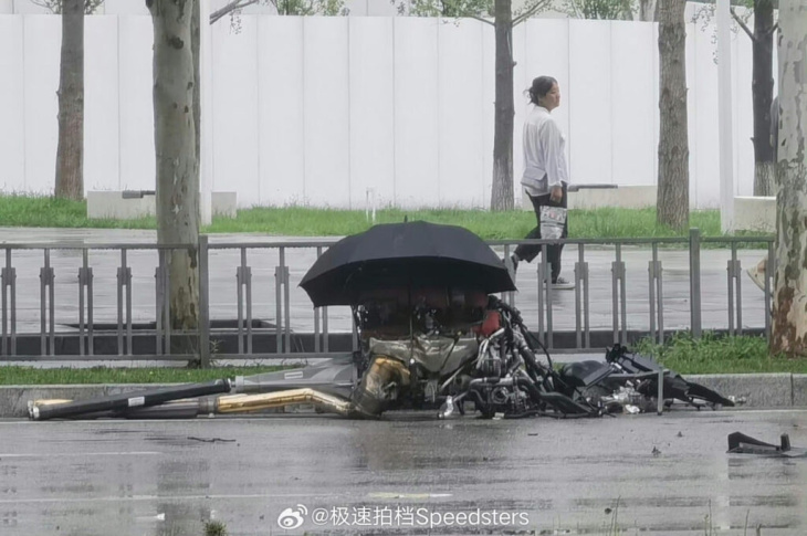 chine, purosangue, ferrari, ces parapluies protègent ce qu'il reste d'un suv ferrari purosangue