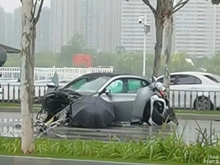 chine, purosangue, ferrari, ces parapluies protègent ce qu'il reste d'un suv ferrari purosangue