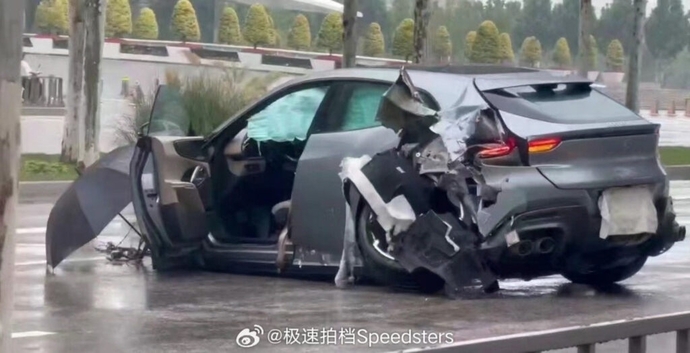 Ces parapluies protègent ce qu'il reste d'un SUV Ferrari Purosangue