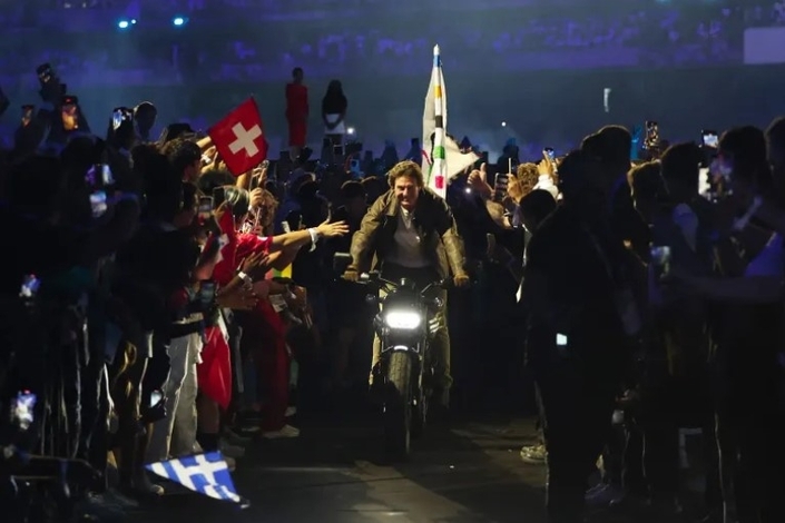 Quelle était cette moto sur laquelle Tom Cruise a clôturé les JO ?