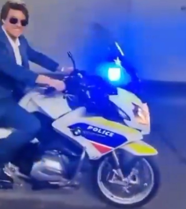 Tom Cruise a même testé la moto des policiers au Stade de France