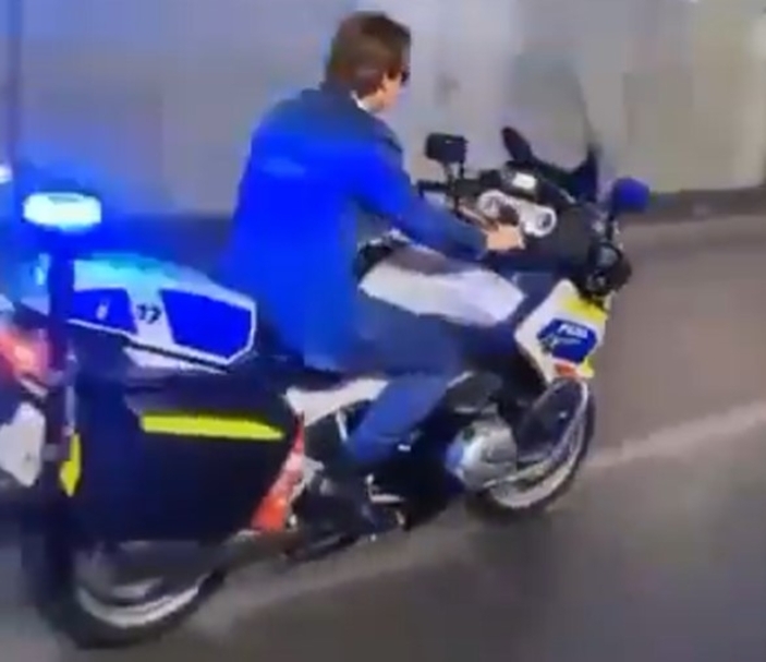 Tom Cruise a même testé la moto des policiers au Stade de France