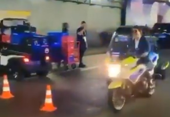 Tom Cruise a même testé la moto des policiers au Stade de France