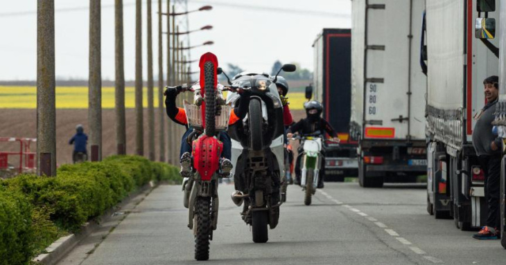 Écran, déchets, acrobaties : les nouvelles interdictions routières