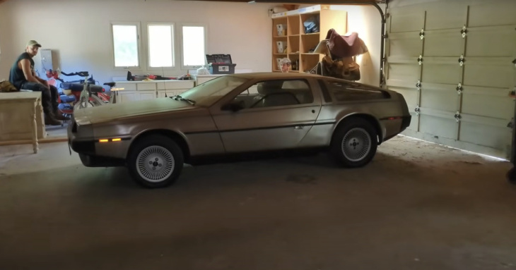 Ce manoir abandonné par une star cache une DeLorean