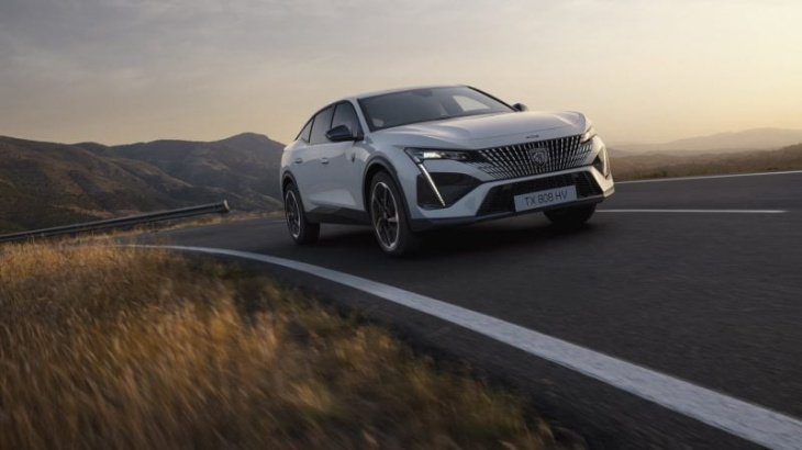 peugeot, peugeot e-408 : le crossover passe à l’électrique, avec des promesses sans éclat