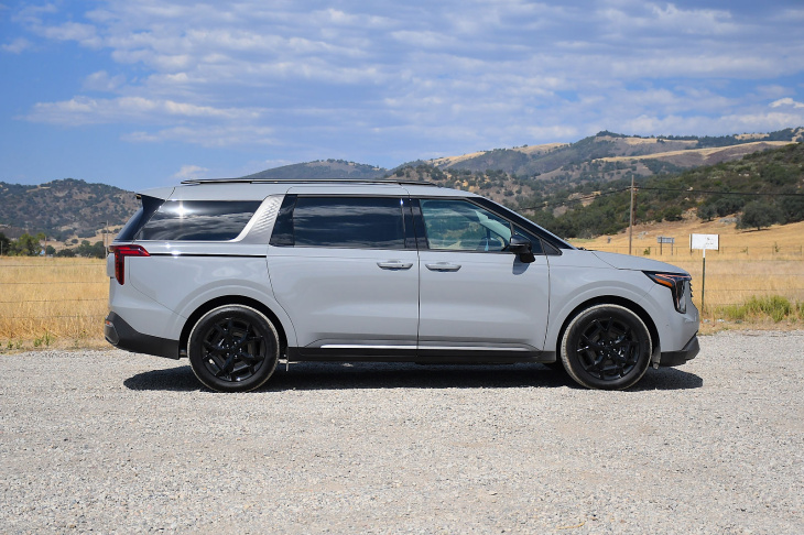 premier essai kia carnival hybride 2025 : trop peu trop tard ?