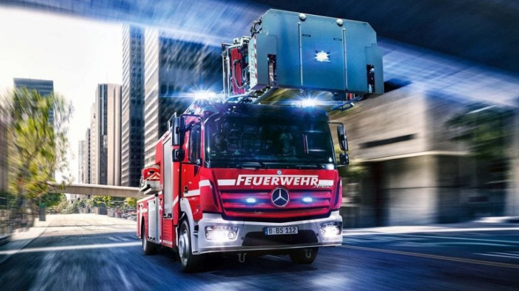 ces impressionnants camions de pompiers présentés par mercedes pourront lutter contre les incendies les plus compliqués