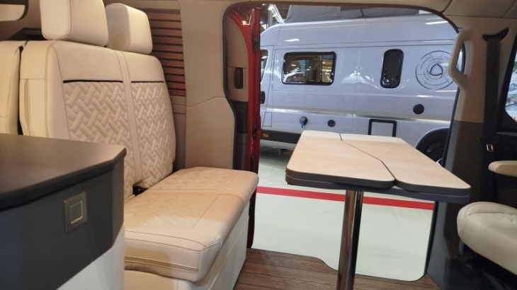 nouveau campérêve cap land 2025 sur ford transit custom : le van hyper compact avec 4 couchages de série voit rouge au salon vdl !