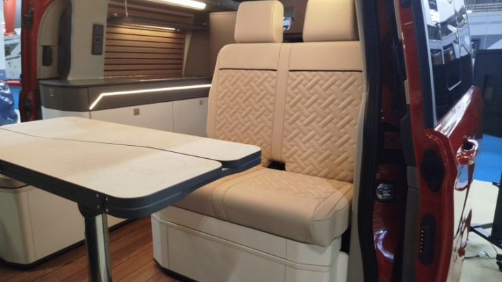 nouveau campérêve cap land 2025 sur ford transit custom : le van hyper compact avec 4 couchages de série voit rouge au salon vdl !