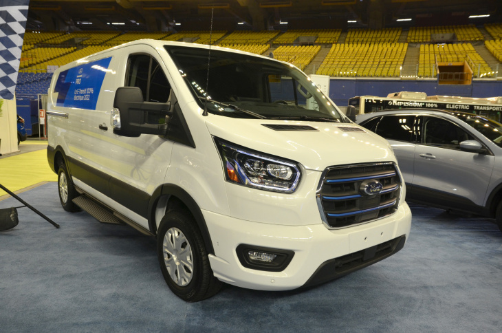 circuit électrique: un ford e-transit se déplace pour recharger votre véhicule électrique