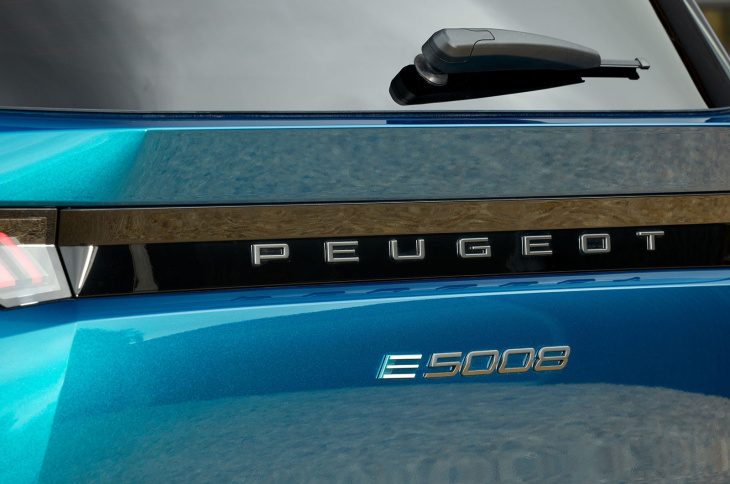 peugeot e-5008 : la meilleure voiture électrique à sept places au monde ?