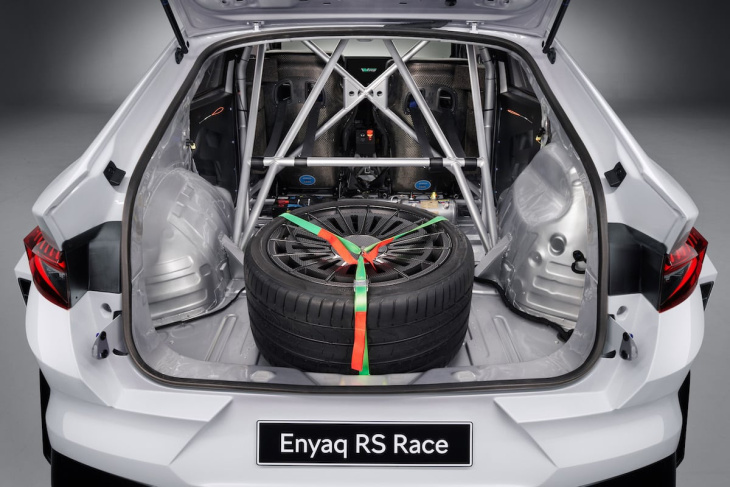 skoda dévoile un enyaq rs race très fâché ! (vidéo)