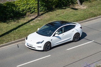 voiture électrique : la model 3 de tesla passe à 700 km d’autonomie !