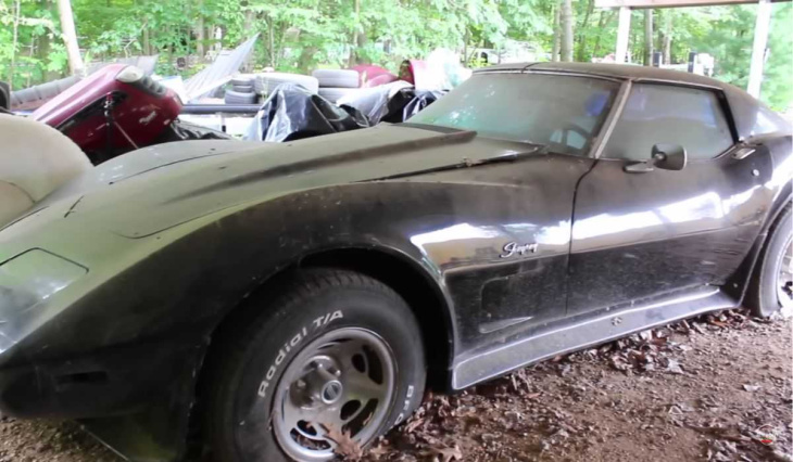 corvette 1976 abandonné pendant 15 ans révèle un potentiel surprenant après avoir été récupéré et nettoyé