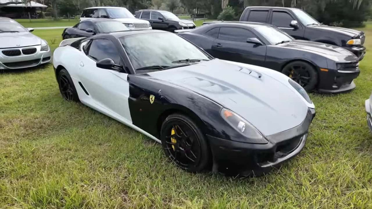 les gens abandonnent leurs supercars face à la menace de l'ouragan milton