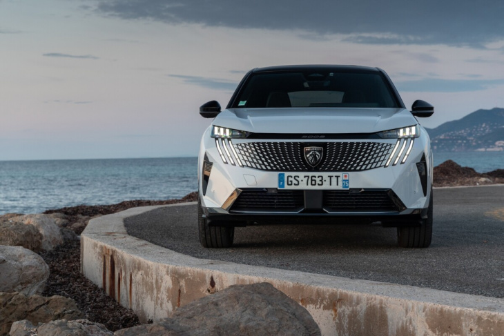 jusqu’à 700 km d’autonomie : les peugeot 3008 et 5008 électriques s’améliorent sur long trajet avec plusieurs améliorations