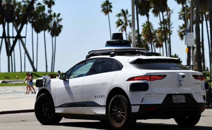 le robotaxi de tesla sort de l'ombre, mais pas encore du garage