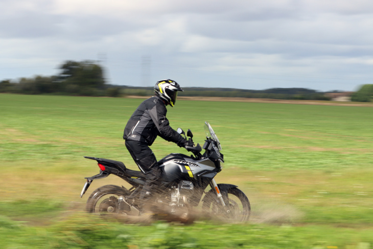 moto guzzi, stelvio, la moto guzzi stelvio est-elle le trail routier idéal ?