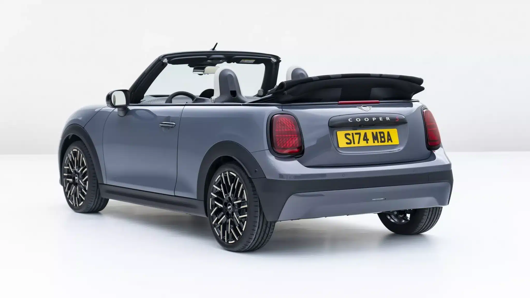 voici la nouvelle mini cabriolet, la seule survivante du genre