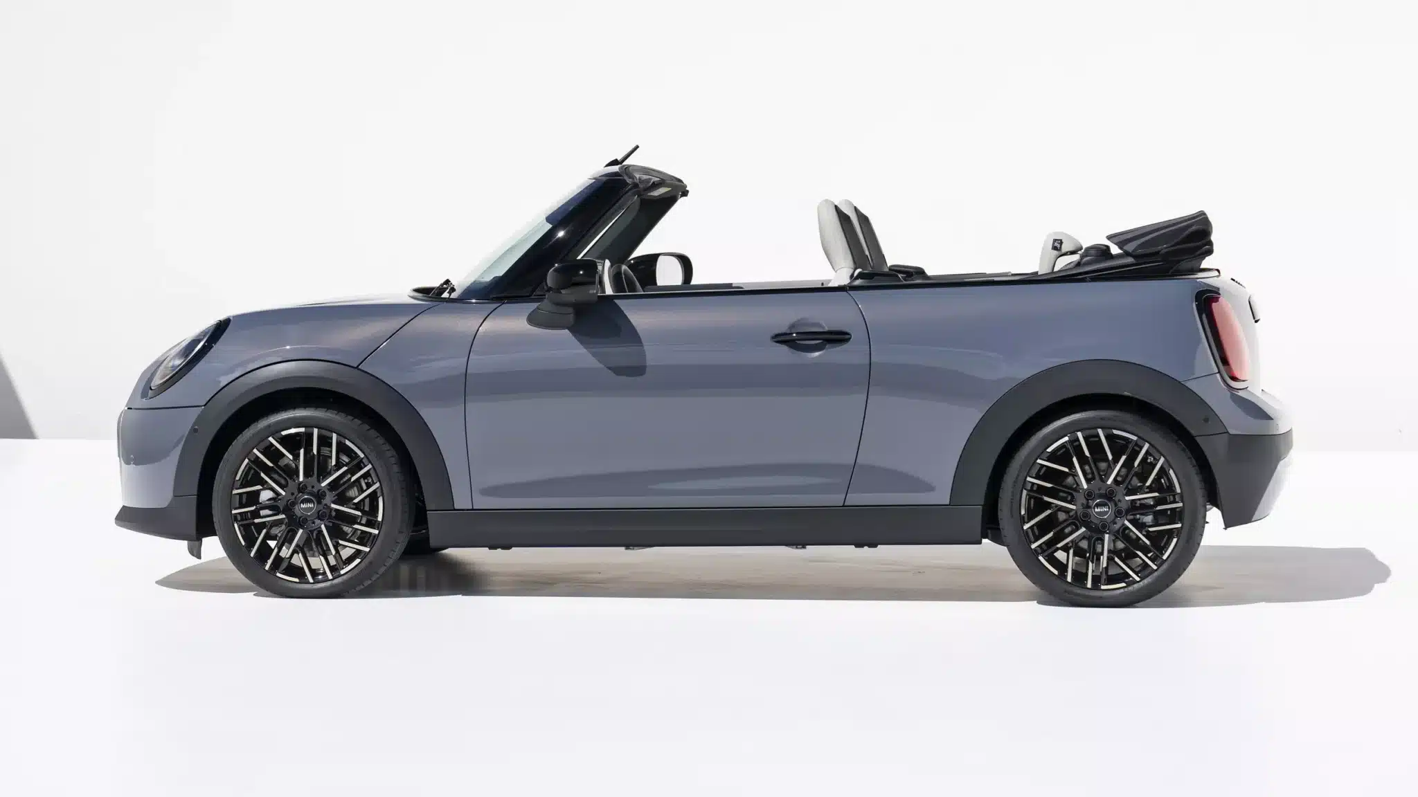 voici la nouvelle mini cabriolet, la seule survivante du genre