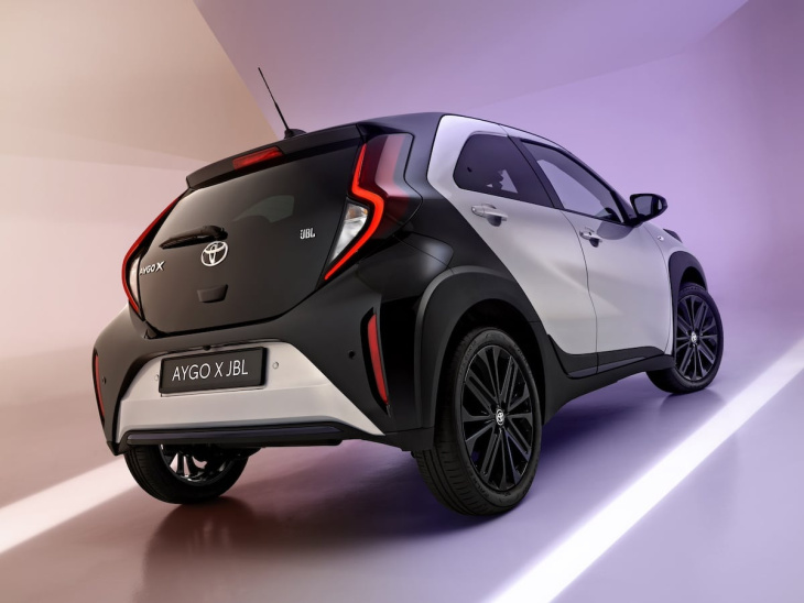 la toyota aygo x met le volume à fond avec jbl