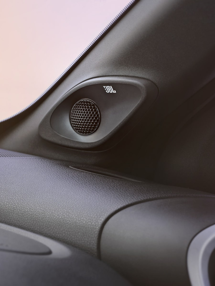 la toyota aygo x met le volume à fond avec jbl