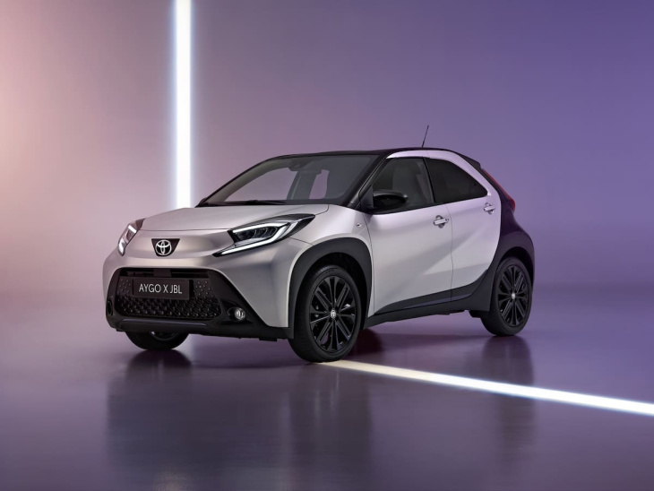 la toyota aygo x met le volume à fond avec jbl