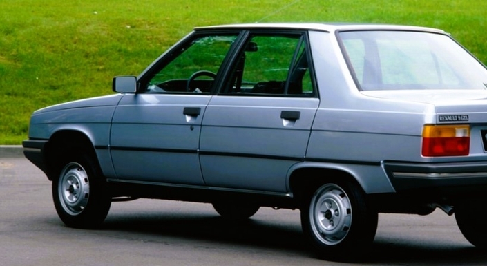 Stationnée face à l'immeuble de Simone Weber, la Renault 9 bleue s'est volatilisée subitement, comme l'employé de chez Solvay - Crédit Autoencyclopédie